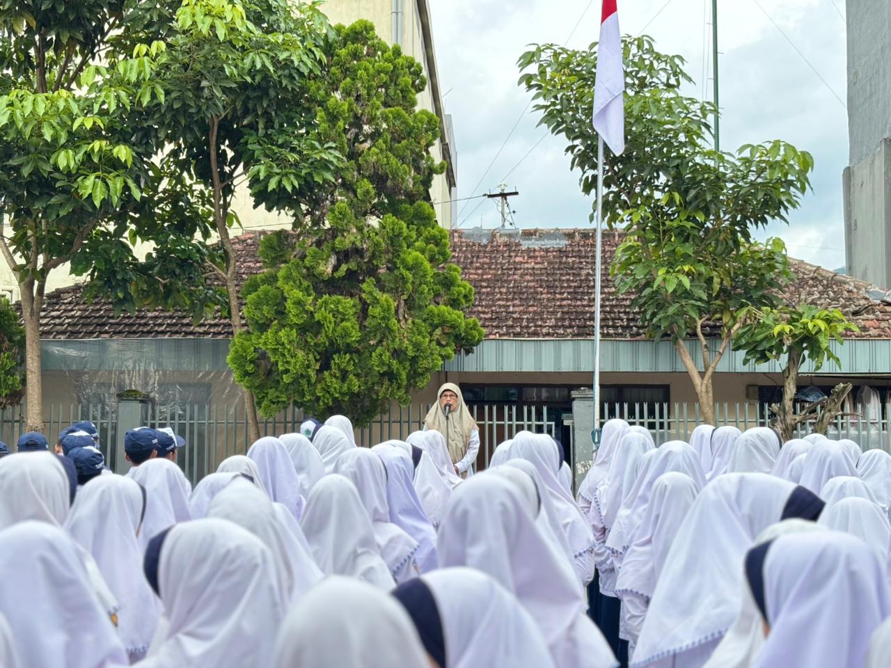 Tahun Baru, Niat Baru: Menanamkan Adab di MTs Hasyim Asy’ari Kota Batu