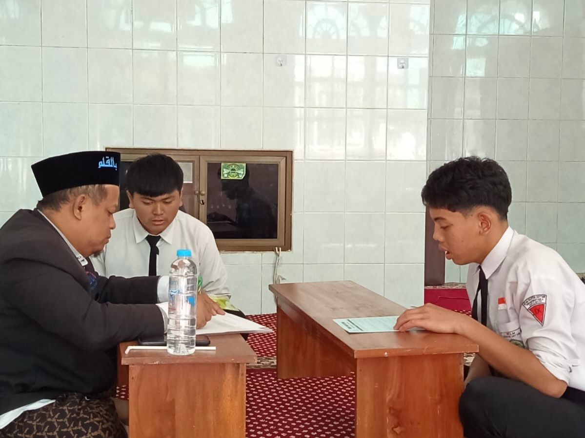 Uji Kualitas Bacaan Al-Qur'an, Siswa MTs Hasyim Asy’ari Ikuti Munaqosyah Bil Qolam