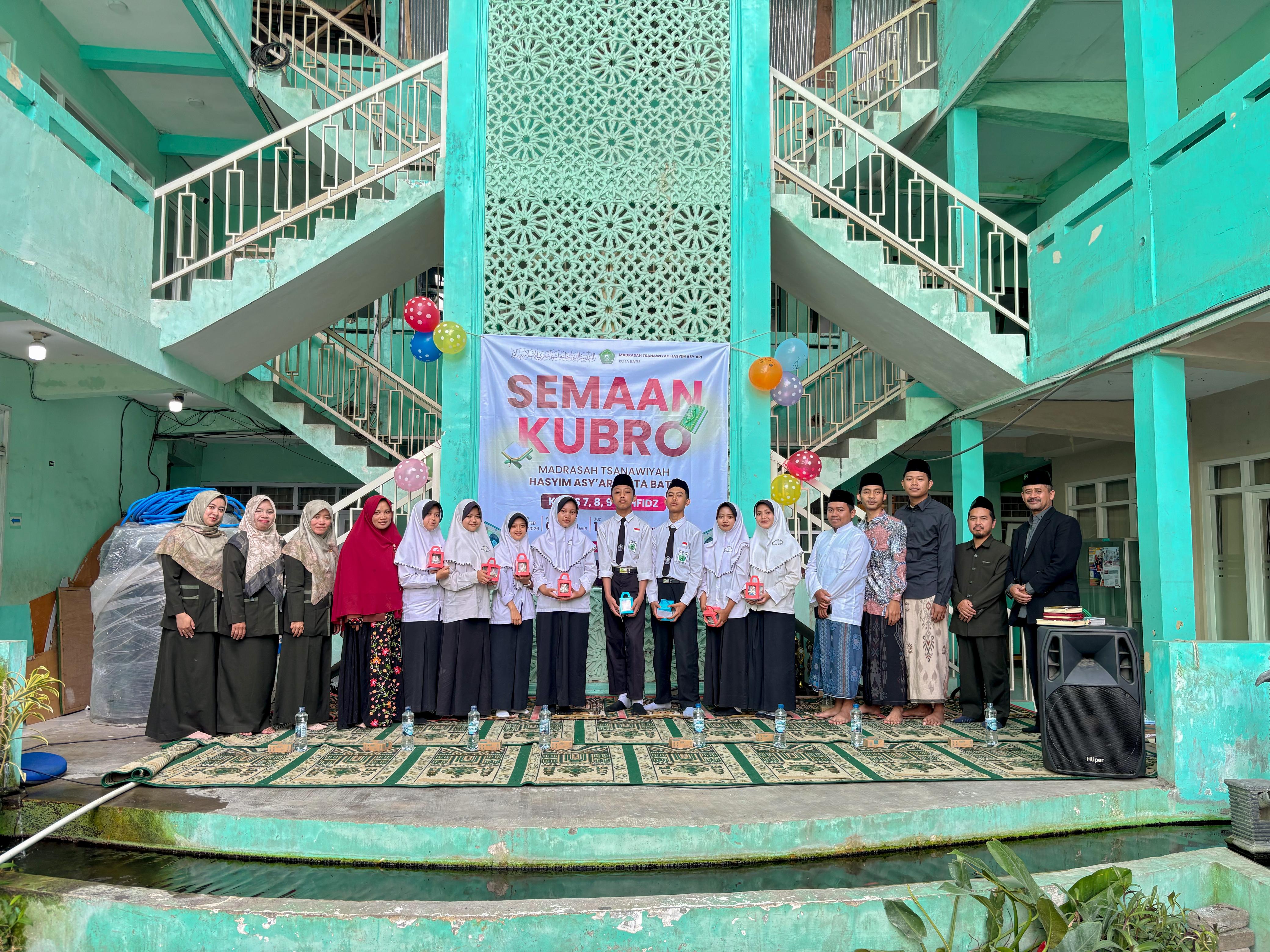 Mahkota Cahaya di Panggung Madrasah: Semarak Semaan Kubro dan Apresiasi Tahfidz MTs Hasyim Asy’ari