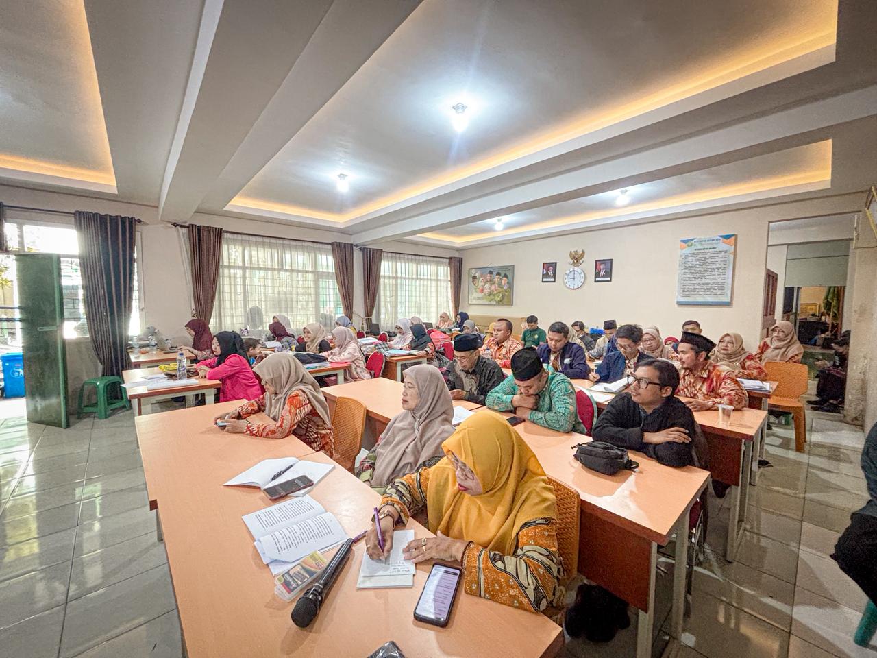 Sinergi Akhir Tahun Ajaran: Rapat Dinas Bulanan MTs Hasyim Asy’ari Matangkan Program dan Teknologi Baru